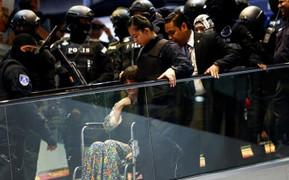 Kiệt sức sau 3 tiếng tái hiện nghi án Kim Jong-nam, Đoàn Thị Hương phải ngồi xe lăn