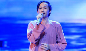 Hoài Linh mặc áo bà ba, ngồi bệt hát 'Hàn Mặc Tử' trên sân khấu