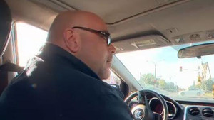 Nghêu ngao hát trong ô tô, bị CSGT phạt tội... la hét