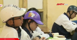 Hà Nội: Học sinh trường Trần Nhân Tông phải đội mũ bảo hiểm ngồi học vì sợ... vỡ đầu