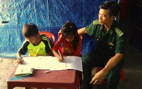 Chuyện chưa kể về thầy giáo quân hàm xanh đến từng nhà dạy chữ cho học sinh vùng cao