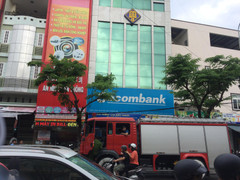 Điều hòa bốc cháy, nhân viên ngân hàng Sacombank tháo chạy