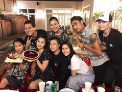 Tăng Thanh Hà rạng rỡ đón tuổi mới bên hội bạn thân