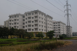 Video: Cận cảnh 3 tòa nhà bị dân chê, bỏ hoang 10 năm đang được đề nghị đập bỏ