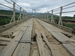 Cầu treo gần 5 tỷ đồng vừa bàn giao đã thủng lỗ chỗ