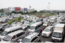 TP HCM yêu cầu Uber, Grab tạm ngừng kết nối xe mới