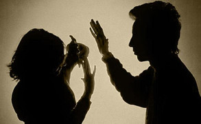 Khởi tố gã chồng nhẫn tâm chích điện vợ suýt chết