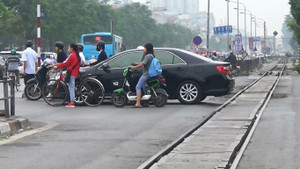 Video: Đi vào hành lang đường sắt, nhiều người quay đầu bỏ chạy khi thấy CSGT