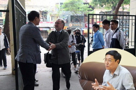 Bất ngờ thú vị về vị hiệu trưởng đứng ở cổng trường chào học sinh mỗi ngày