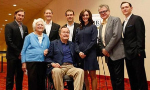 Bức ảnh khiến cựu Tổng thống Bush cha điêu đứng vì cáo buộc sàm sỡ