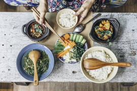 Đến nhà người yêu ăn cơm không mời còn kể lể, cô gái bị dân mạng 'ném đá' dữ dội