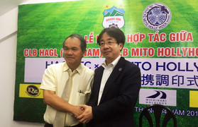 Chủ tịch Mito Hollyhock sang HAGL 'lấy người'