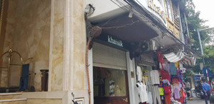 Thu giữ loạt sản phẩm Khaisilk nghi là khăn lụa Trung Quốc tại Hà Nội