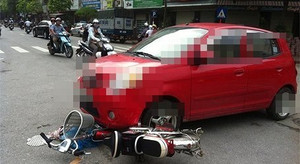 Tông đứt 1/3 bàn chân của nữ sinh lớp 10, tài xế phóng ô tô bỏ trốn