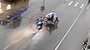 Xe máy phóng như bay gây tai nạn kinh hoàng giữa trời mưa