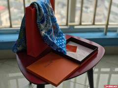 Trên tay khăn lụa Khải silk: Giá 1,6 triệu đồng nhưng đường kim mũi chỉ như 'hàng chợ'