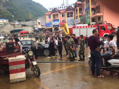 Trung tâm thương mại Trung Quốc cháy lớn, chủ hàng khóc ròng vì chỉ kịp lấy được sổ nợ