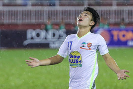 Video: Siêu phẩm đá phạt táo bạo của Minh Vương gỡ hòa cho HAGL