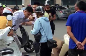 Nghi dàn cảnh cướp tài sản, người đàn ông bị dân quây đánh giữa phố Thủ đô