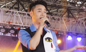 Trúc Nhân 'bốn chữ lắm' hát cực sung, nhảy hết mình cùng sinh viên ĐH Kiến trúc