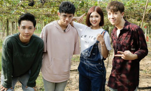 Suni Hạ Linh - Monstar thích thú khi được thử làm bánh tráng phơi sương