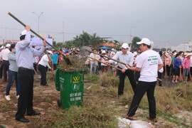 Chủ tịch Đà Nẵng Huỳnh Đức Thơ xuống đường dọn cỏ dại cùng người dân