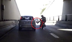 Hùng hổ giơ chân đá ô tô, thanh niên đi xe máy lĩnh cái kết nhục nhã