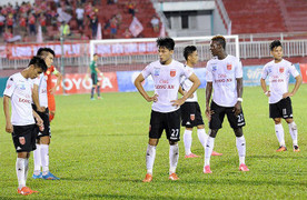 Trọng tài bẻ còi gây sốc, không công nhận bàn thắng của Long An