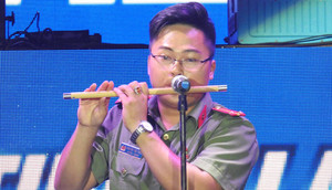 Phó Bí thư Đoàn trường công an thổi sáo réo rắt như ‘mật rót tai’