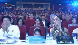 Lan Khuê trượt khỏi ghế ngồi, rơi xuống đất ngay trên sóng trực tiếp