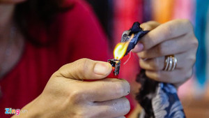 Video: Đốt lửa để phân biệt lụa tơ tằm, lụa pha