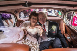 Cặp đôi kết hôn sau 40 năm bị gia đình phản đối