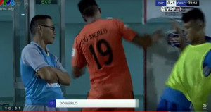 Đỗ Merlo nổi giận hất tay vào mặt đối thủ, đấm thủng biển quảng cáo