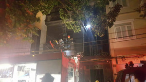 Video: Xem cứu hỏa đập tường, chữa cháy quán karaoke 4 tầng ở Hà Nội