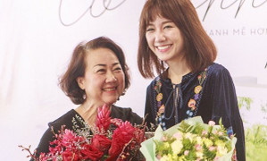 Hari Won xúc động khi được mẹ chồng đích thân đến cổ vũ, động viên