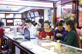 Giá vàng hôm nay 30/10 rất lạ: Mỗi nhà mỗi giá