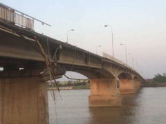 Xe ben tông sập thành cầu, cắm đầu xuống sông Kinh Thầy