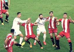 Video: Real thua sốc, Ronaldo bất lực đánh vào mặt đối thủ