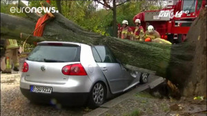 Gió mạnh khủng khiếp tấn công châu Âu, ít nhất 5 người chết