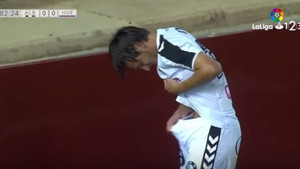 Video: Cầu thủ trúng đòn hiểm vào chỗ kín, phải khâu 10 mũi