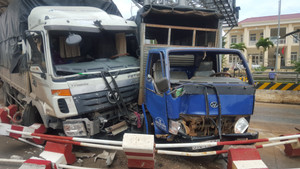 Hai xe tải húc nhau, ủi bay dải phân cách trạm BOT ở Đắk Lắk