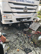 Xe bồn cuốn xe máy vào gầm rồi lao vào sạp bán hoa quả, 2 người thương nặng