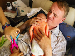 Trải nghiệm một ngày thử làm mẹ, ông bố kêu trời bỏ cuộc vì... khổ quá