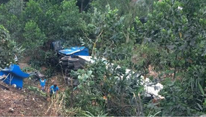 Xe container tông bay dải phân cách rồi lao xuống vực ở Quảng Ninh