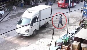 Tài xế quên khóa phanh, xe tải trôi tự do xuống dốc gây tai nạn ở Bắc Giang