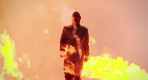 Video: Mặc quân trang Nga, cô gái đi xuyên mưa bom mà không hề hấn gì