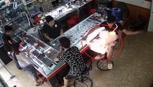 Pin điện thoại nổ như pháo, cháy dữ dội trên tay nam thanh niên ở Phú Thọ