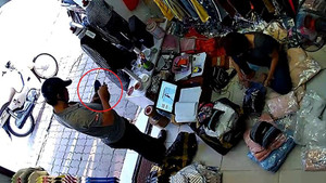 Clip: Dùng mũ trộm iPhone còn cẩn thận kiểm tra xem có bị khóa không