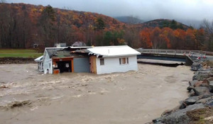 Clip sốc: Cả căn nhà vỡ vụn, chìm nghỉm dưới dòng sông lũ