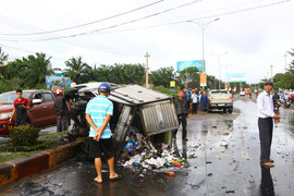 Đắk Lắk: Ba ô tô đâm liên hoàn, xe tải lật nhào, cháy rụi